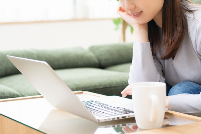 パソコンで調べ物をする女性　写真